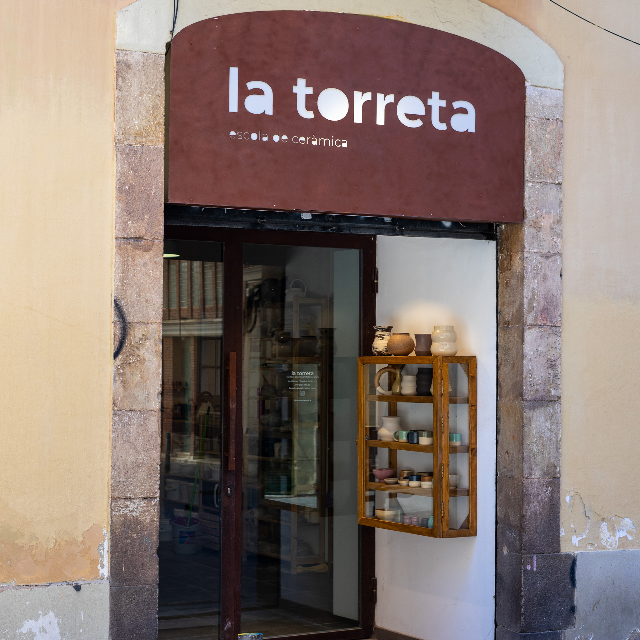 Piezas de cerámica artesanal en venta en La Torreta, escuela de cerámica Barcelona