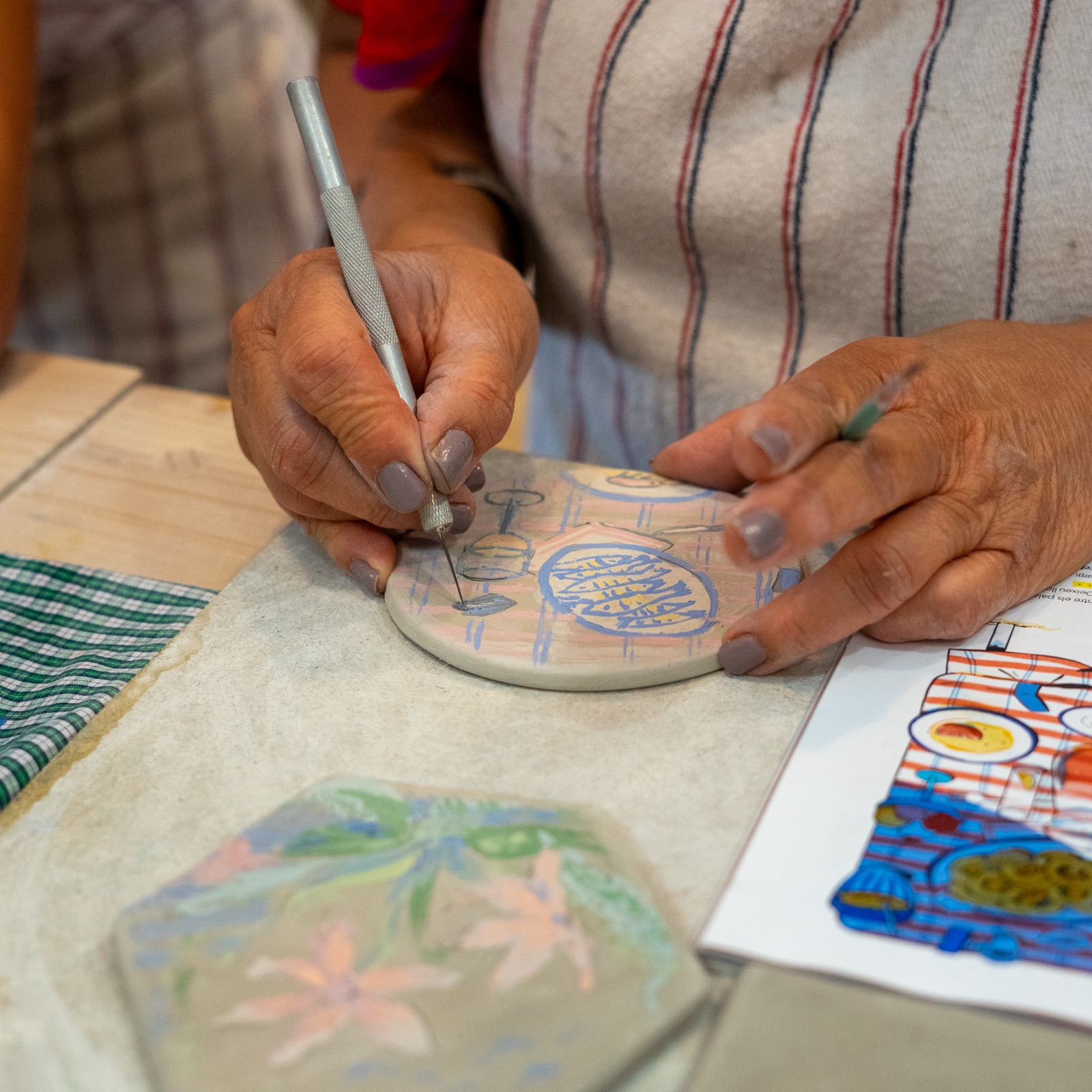 Clase de modelado a mano en La Torreta, escuela de cerámica, Gràcia, Barcelona