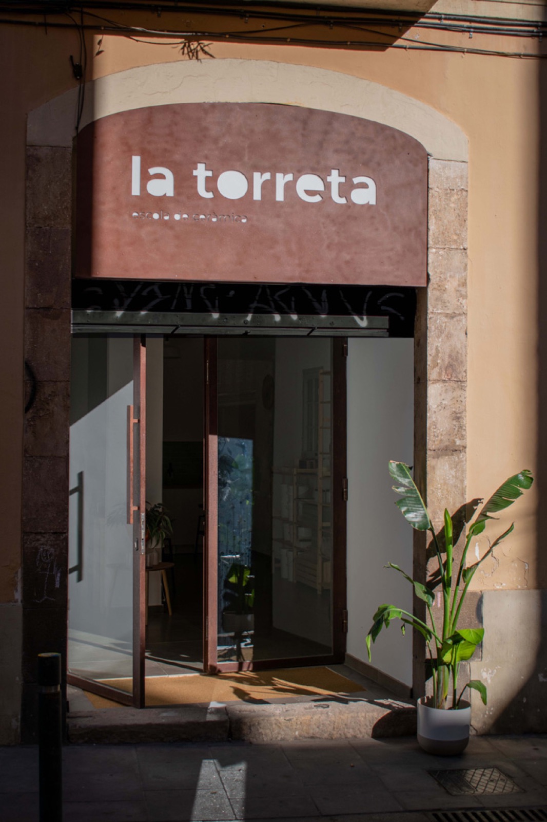 La Torreta escuela de cerámica — espacio de trabajo con torno y arcilla en Gràcia, Barcelona