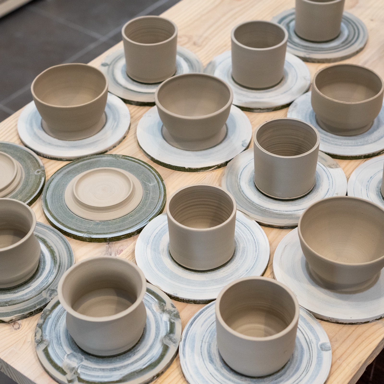 Haz una taza en mesa — taller de cerámica La Torreta, Barcelona
